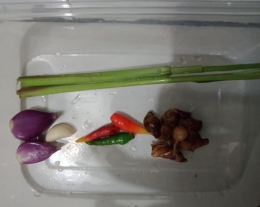 Foto : Contoh beberapa bumbu untuk daun putat tumbuk selain garam dan gula merah ( dokpri : Hana Marita Sofianti )