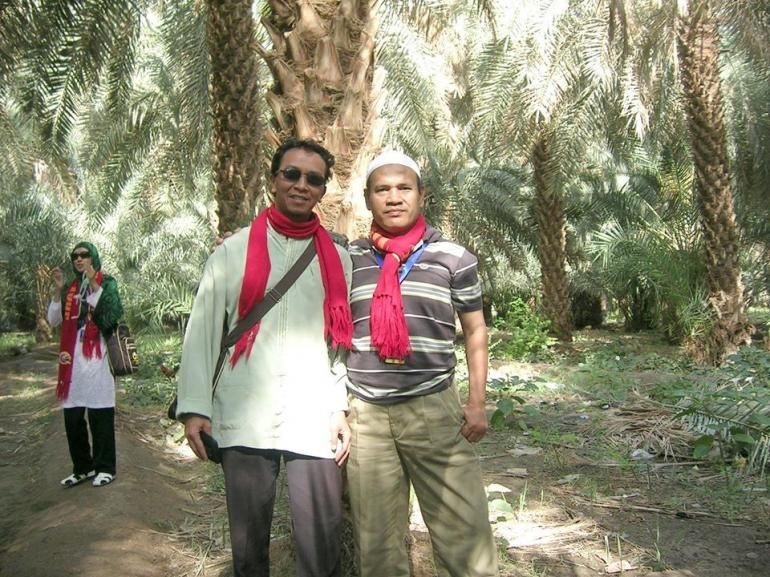 Di kebun kurma jemaah umrah bisa menikmati kesejukan. (foto: dok. pribadi) 