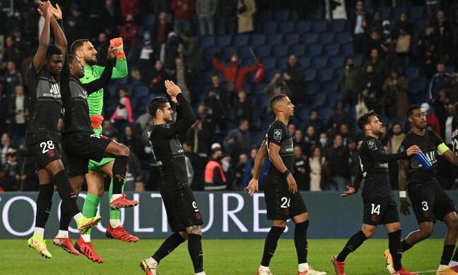 Pemain Paris Saint Germain merayakan kemenangan atas Angers. (via gettotext.com)