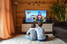 Ilustrasi anak yang sedang menonton tayang televisi (pixabay.com)