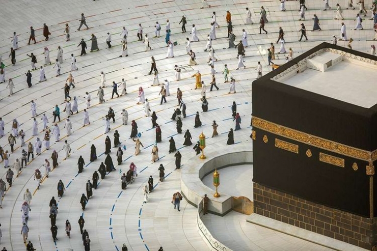 ilustrasi: Umat Muslim mengitari Ka'bah saat melakukan tawaf. (Foto: AFP/HO/SAUDI MINISTRY OF MEDIA via kompas.com)