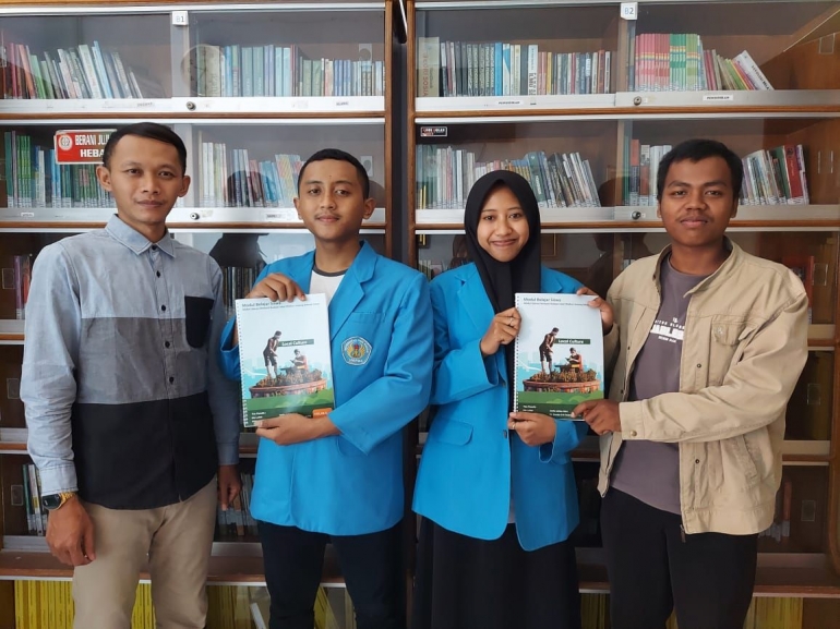TIM PKM-RSH Unipma Madiun bersama dosen pembimbing kembangkan modul literasi berbasis budaya lokal Madiun untuk siswa SD. (Foto: Tim PKM-RSH )