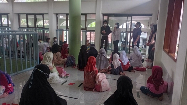Gambar 1. Pelaksanaan Program KKN di Masjid Al-Urwatul Wutsqo/dokpri
