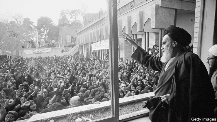 Ayatullah Khomeini didepan rakyat Iran (Sumber : economist.com)