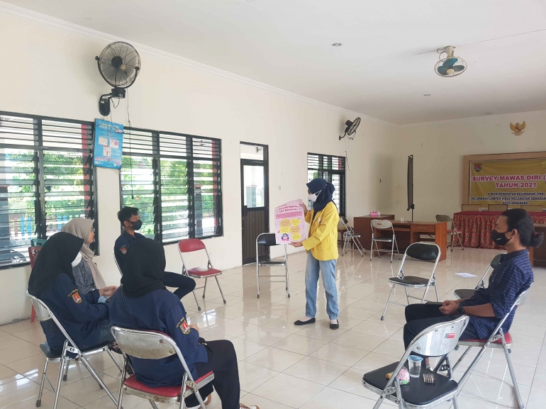 Raina saat sedang mengedukasi anggota Karang Taruna Kelurahan Lamper Kidul, Sabtu (16/10/2021).