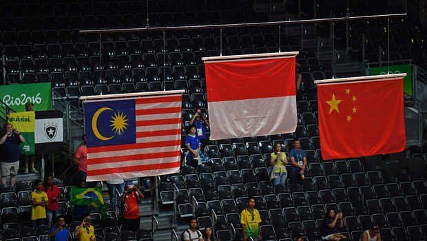 Terlihat bendera Indonesia berkibar menjadi juara satu pada gelaran Olimpiade Rio 2016 lalu (sumber: beritasatu.com)