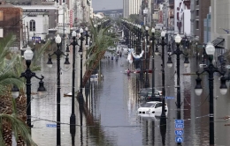 Canal Street- New Orleans setelah diterjang Topan Katrina. Sumber: Chris Graythen/ Getty Images / www.treehugger.com