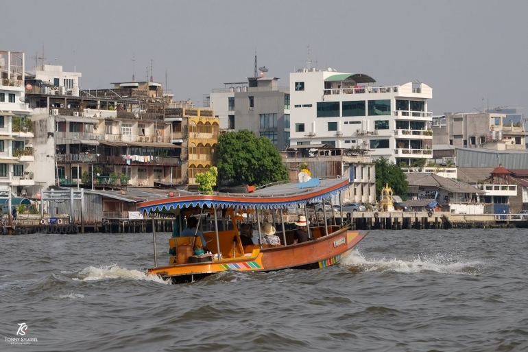 Sebuah perahu motor melintas di Sungai Chao Phraya- Bangkok. Sumber: dokumentasi pribadi