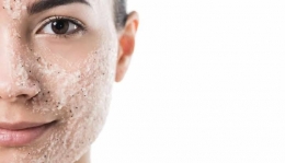 Ilustrasi seseorang yang sedang menggunakan scrub wajah untuk mengangkat sel kulit mati | sumber: istockphoto