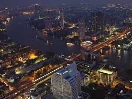 Kota Bangkok dan Sungai Chao Phraya yang mengalir di tengah kotanya. Sumber: dokumentasi pribadi