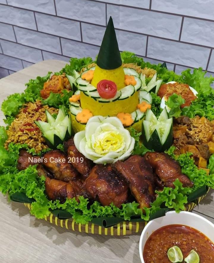 Tumpeng Nasi Kuning. Foto by Narl's Cake