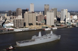 USS New Orleans melewati pusat kota New Orleans- AS. Sumber: United States Navy/ wikimedia