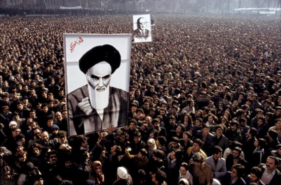 Poster Ayatullah Khomeini diarak masyarakat Iran (Sumber : arabnews.com)