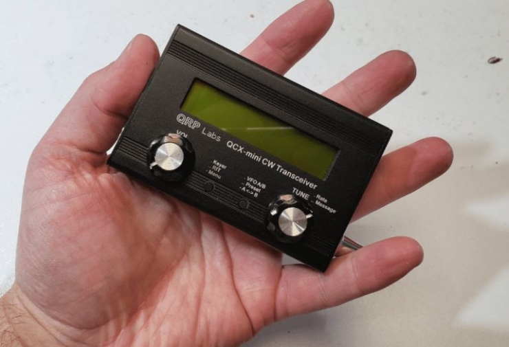 [Alat mini ini bernama QCX Mini. Daya pancarnya hanya 5 Watt. Bisa beroperasi dengan batere. Tapi mampu melakukan komunikasi Morse antar negara.]/dokpri