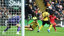 Momen gol menakjubkan Mohamed Salah ke gawang Watford (Foto Skysports). 