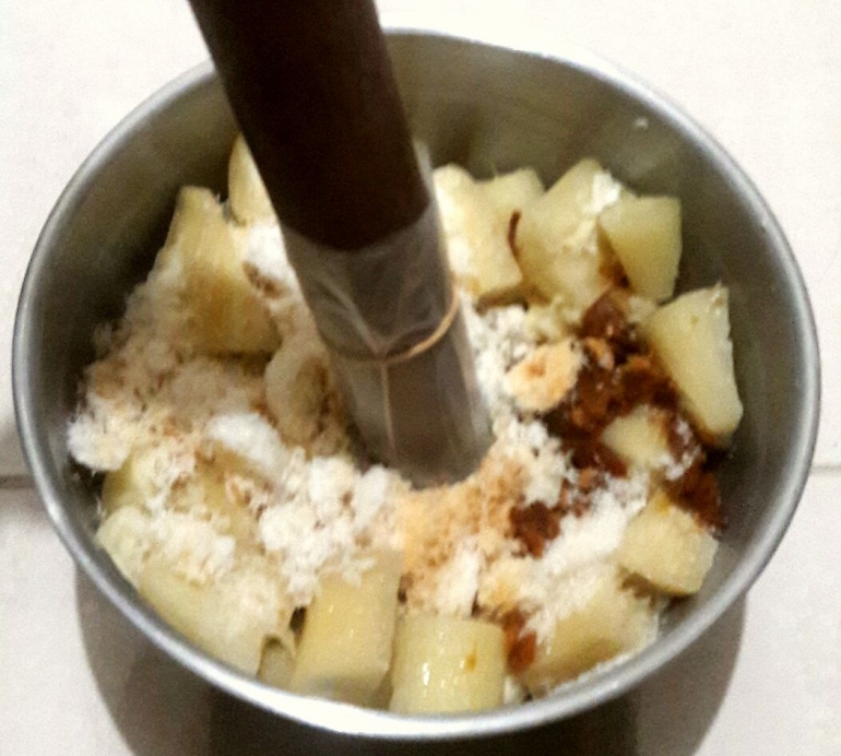 Masukkan singkong, kelapa parut, dan gula aren ke dalam baskom lalu tumbuk dengan alu kayu sepenuh hati dan tenaga (Dokpri)