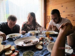 Makan bersama keluarga Frederika (dok pribadi)