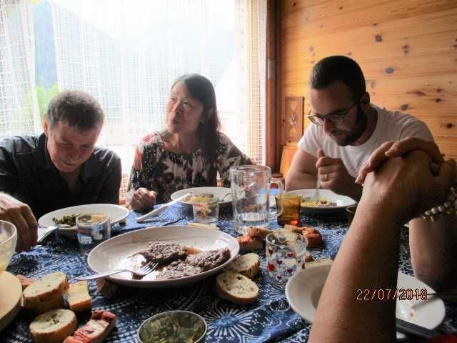 Makan bersama keluarga Frederika (dok pribadi)