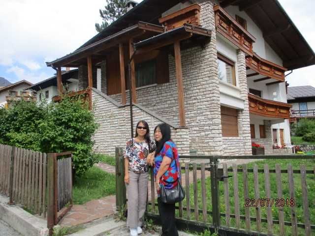 berfoto didepan rumah Frederika(dok pribadi)