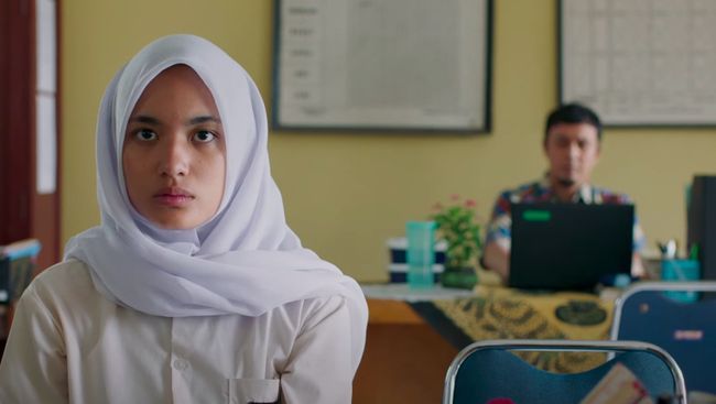 Yuni belajar di lingkungan sekolah yang Islami | sumber gambar: CNNIndonesia