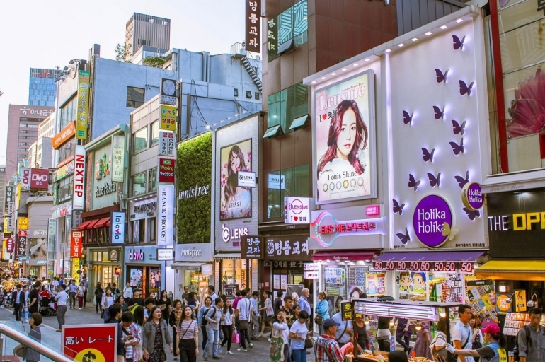 www.fuyaodiaries.com | Departmen Store Lotte dan pertokoan disekitarnya di Myeongdong, selalu ramai.