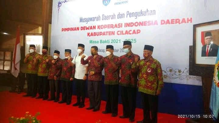 DIKUKUHKAN : Pengurus Dekopinda Kabupaten Cilacap dikukuhkan di Pendopo Kabupaten Cilacap, Jumat (15/10). (Foto.Dok.Tugiman).
