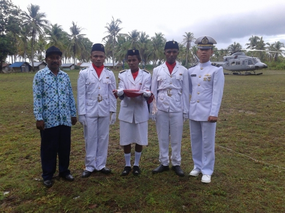 Paskibraka SMP Negeri 11 Pulau Mutus dan Perwira Upacara Satgas SBJ LXIII/2014, dokpri.