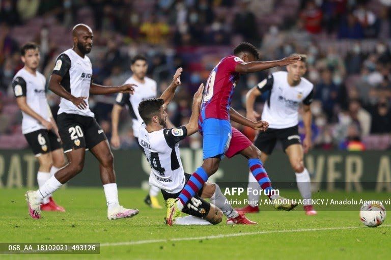 Pemain Barcelona Ansu Fati dijaga ketat para pemain Valencia.Foto:Adria Puig/AFP/medcom.id