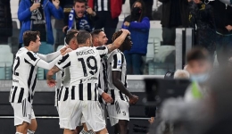 Pemain Juventus merayakan gol ke gawang AS Roma. (via sportsbugz.com)