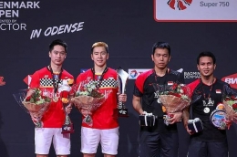 Marcus Fernaldi Gideon/Kevin Sanjaya Sukamuljo  dan Mohammad Ahsan/Hendra Setiawan saat menguasai podium juara Denmark Open 2019: badminton Indonesia