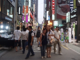 Dokumentasi pribadi|Aku dan Xixa, di Myeongdong shopping street, di sisa malam hari terkhir kami berbelanja