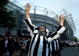 Fans Newcastle United merayakan hasil akuisisi klub. (via Reuters)