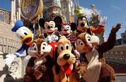 Para Karakter Disney dalam kostum (disney.fandom.wiki.com)