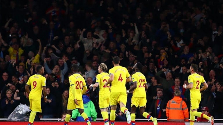 Para pemain Crystal Palace rayakan gol penyeimbang bersama suporter mereka. Sumber: via Reuters