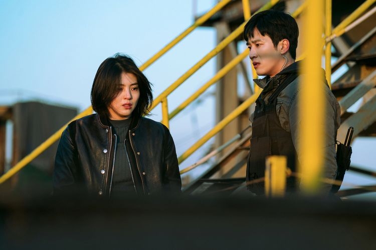 Aktris Han So Hee dan aktor Ahn Bo Hyun saat beradu akting dalam drama My Name.| Sumber: Netflix via Kompas.com