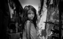 Ilustrasi seorang gadis kecil menatap kosong. (Foto: aamiraimer Via Pixabay)