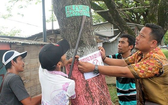 Komunitas Disabilitas di Grobogan Mencabut Paku Pohon. (Sumber: radarkudus.jawapos.com)