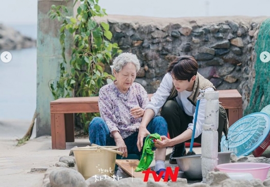 Dusik sedang membantu nenek Gamri mencuci (Sumber IG tvn_drama)