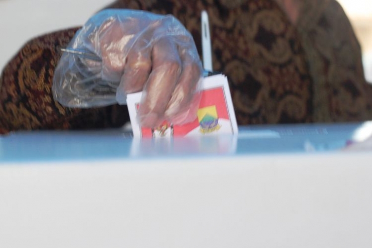 ilustrasi: Seorang pemilih memasukkan surat suara ke dalam kotak di salah satu TPS. (Foto: KOMPAS.COM/FIRMAN TAUFIQURRAHMAN)