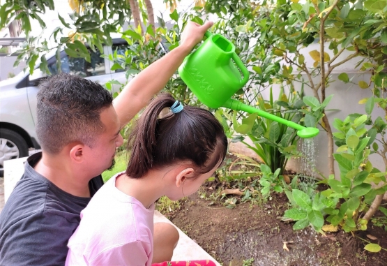 Berkebun bersama anak. Sumber: Dokumentasi pribadi