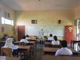 Raina saat memberikan tips menghadapi pubertas pada siswa SMP Cinde Semarang, Senin (18/10/2021).