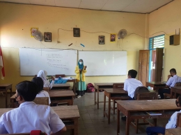 Mahasiswa Unnes menjelaskan mengenai Bahaya Napza kepada siswa di SMP Cinde Semarang pada Senin (18/10/2021)
