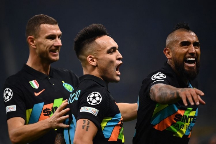 Arturo Vidal melakukan selebrasi gol ke-2 Inter Milan atas Sheriff bersama Edin Dzeko dan Lautaro Martinez (sumber : kompas.com)