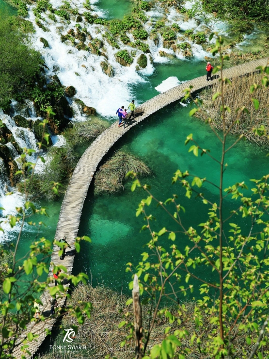 Jembatan kayu yang fotogenik di Plitvice. Sumber: dokumentasi pribadi