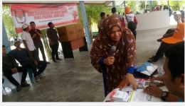 Photo: perempuan saat memberikan sosialisasi tekhnis pemungutan suara ( dok: F3)