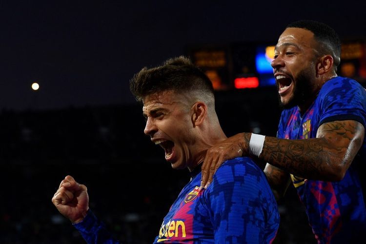 Gerard Pique (kiri) merayakan gol dengan Memphis Depay. Foto: afp/josep lago dipublikasikan kompas.com