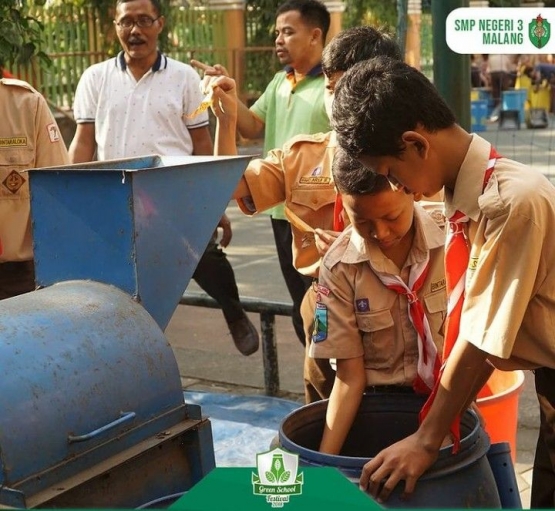 Membuat pupuk kompos, dokumentasi SMP Negeri 3 Malang