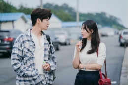 Drama Hometown Cha-Cha-Cha yang dibintangi Kim Seon Ho dan Shin Min Ah. (sumber: Netflix via kompas.com)