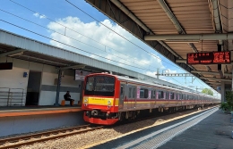 Kereta rel listrik / KRL di salah satu stasiun Jakarta. (Foto dokumen pribadi)