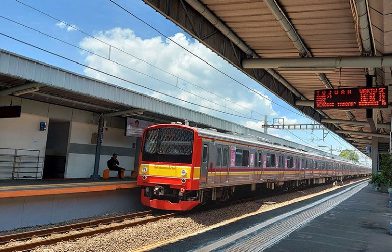Kereta rel listrik / KRL di salah satu stasiun Jakarta. (Foto dokumen pribadi)